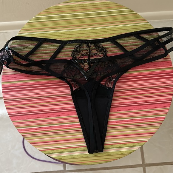 Victoria Secret - Picture 2 of 5